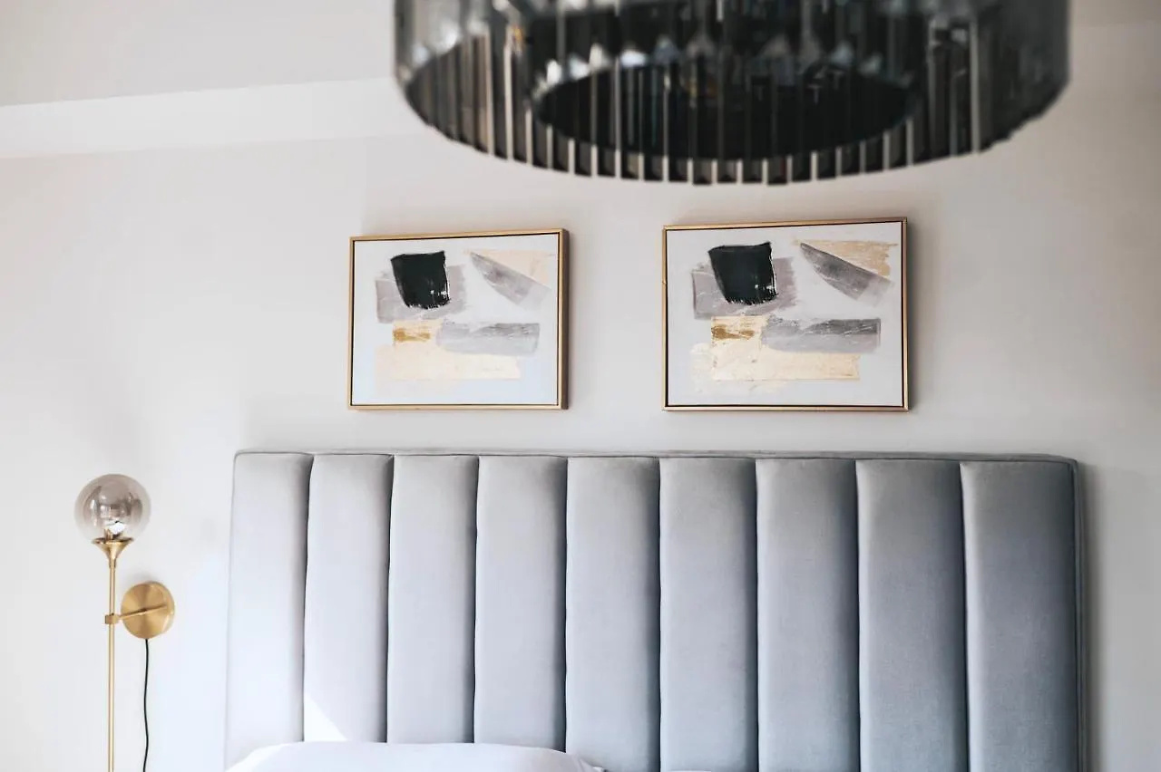Modern And Bright Luxury Home Centrally Located In Toronto\'S Gta location
