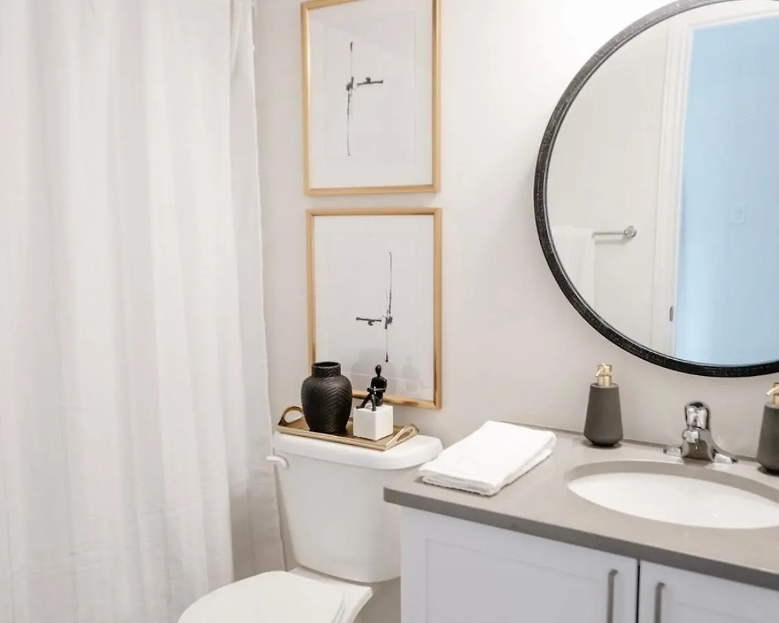 Modern And Bright Luxury Home Centrally Located In Toronto'S Gta 0*, Toronto Canada
