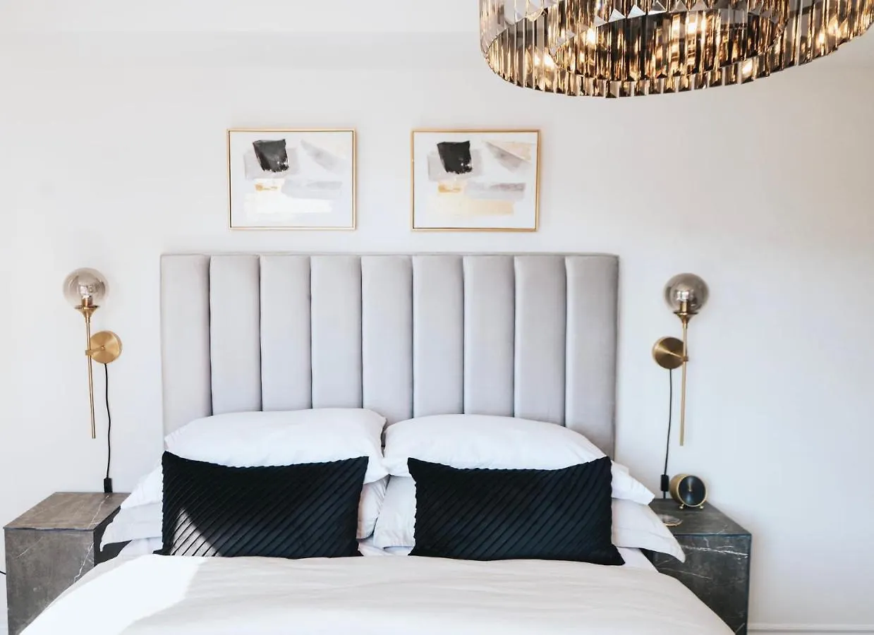 Apartment Modern And Bright Luxury Home Centrally Located In Toronto'S Gta