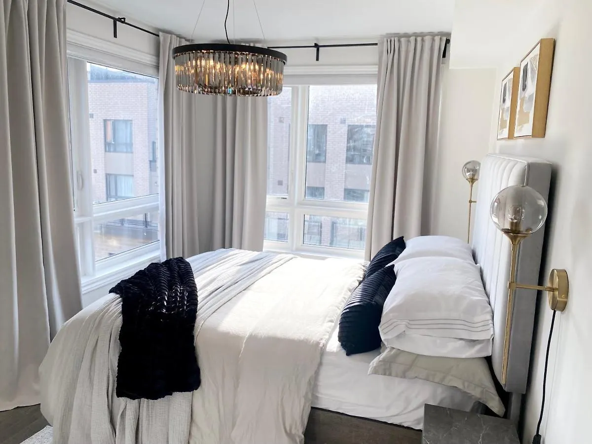 Modern And Bright Luxury Home Centrally Located In Toronto'S Gta Apartment