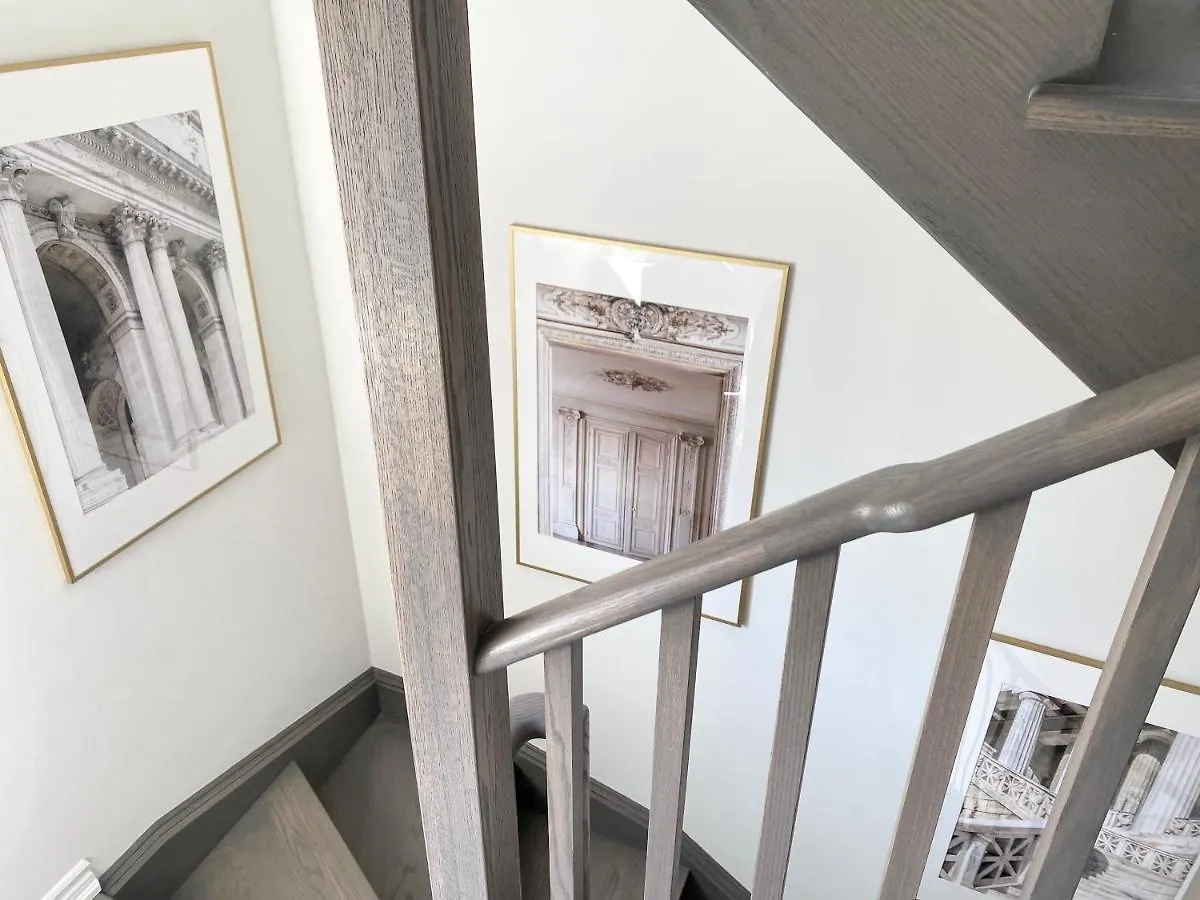Modern And Bright Luxury Home Centrally Located In Toronto'S Gta Apartment