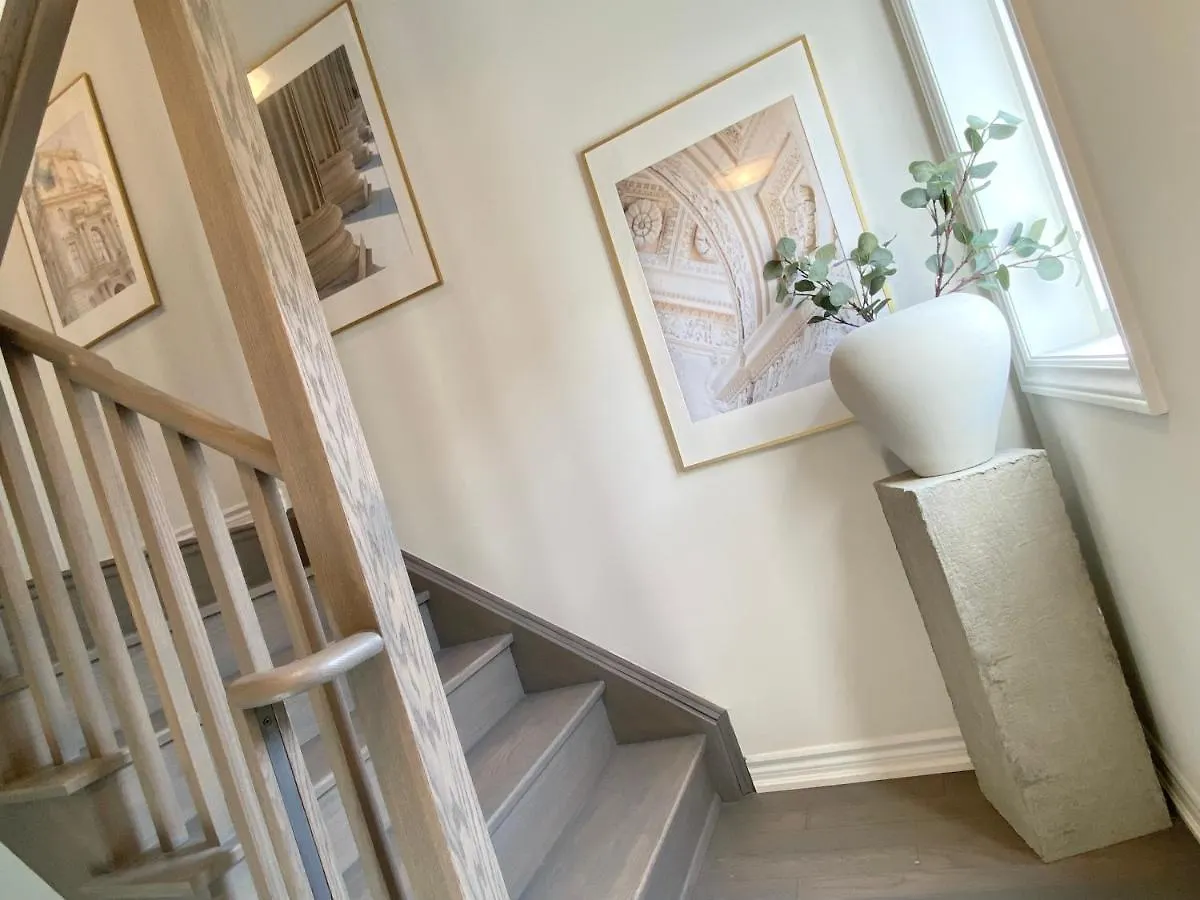 Apartment Modern And Bright Luxury Home Centrally Located In Toronto'S Gta