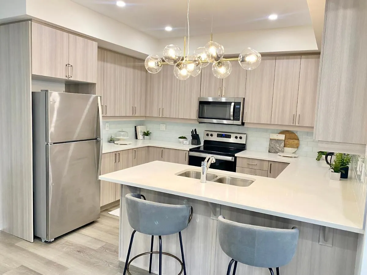 Modern And Bright Luxury Home Centrally Located In Toronto'S Gta Apartment